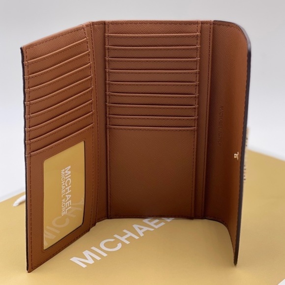 Michael Kors Jet Set Travel Trifold Wallet - Picture 8 of 9